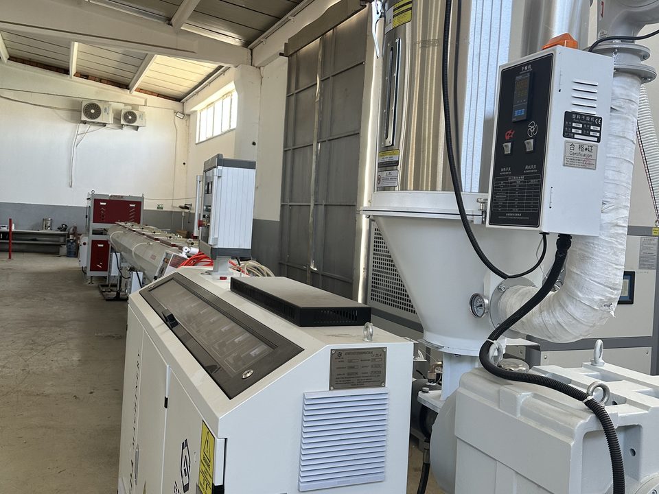 Ekstrüder ve kurutucu hazne — MBBR dolgu malzemesi üretim hattı, GESU fabrikası