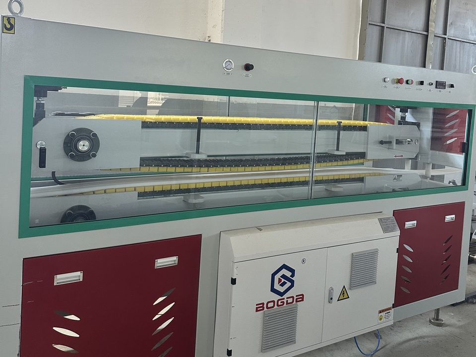 Çekici ünite ve profil çıkışı — MBBR dolgu malzemesi üretim hattı, GESU fabrikası