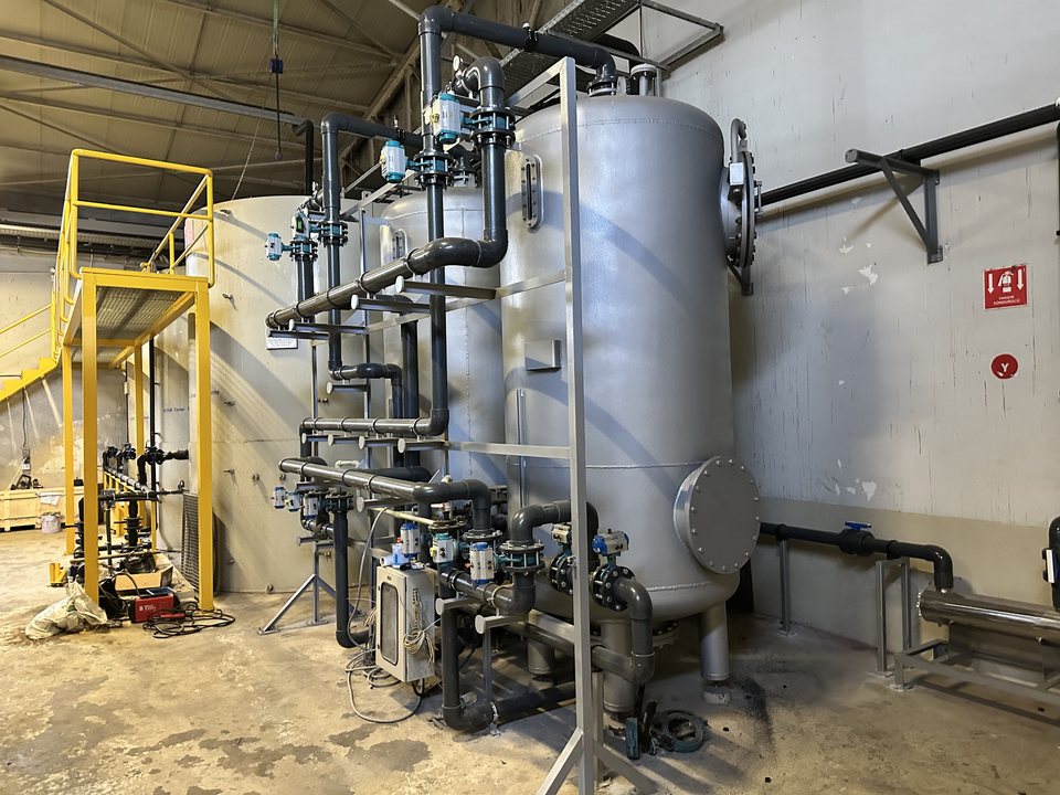 Basınçlı filtre tankları, vana grubu ve sarı servis platformu — Şubat 2026