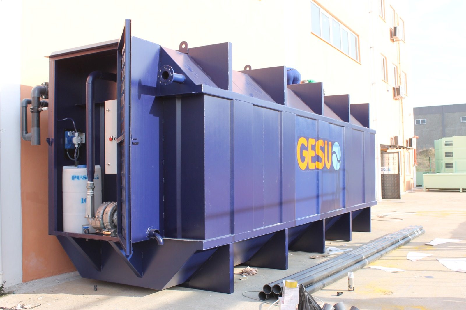 Unidad compacta de tratamiento biológico fabricada por GESU, a la salida de fábrica