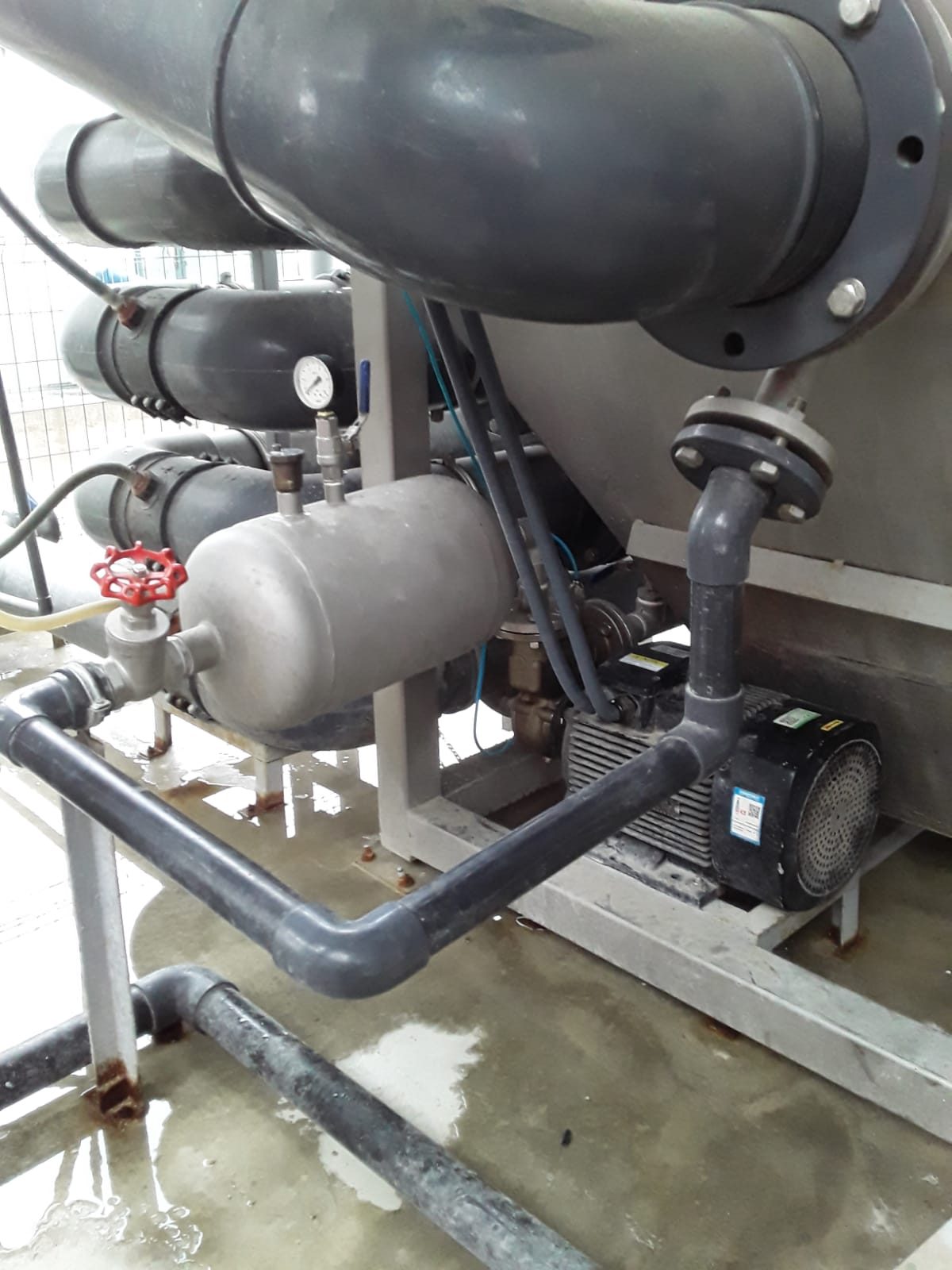 DAF saturation vessel detail — the unit in which air is dissolved into water under pressure