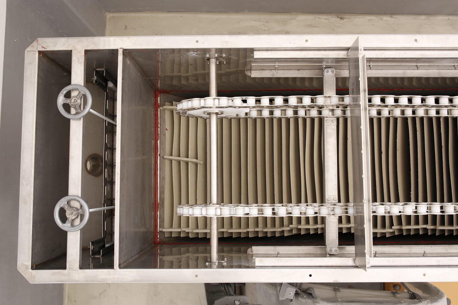 Top view of a GESU DAF unit — lamella plates and stainless chain skimmer