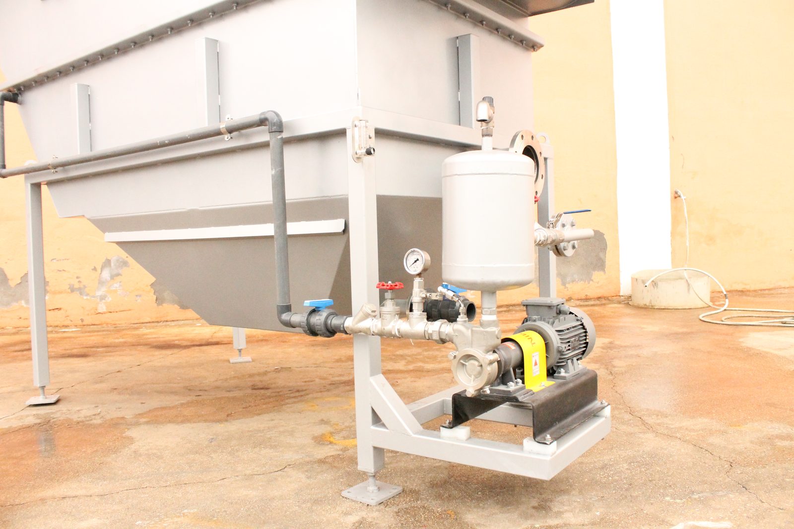 Microbubble pump, compact saturation tank and pressure line with gauge on a GESU DAF unit — close-up