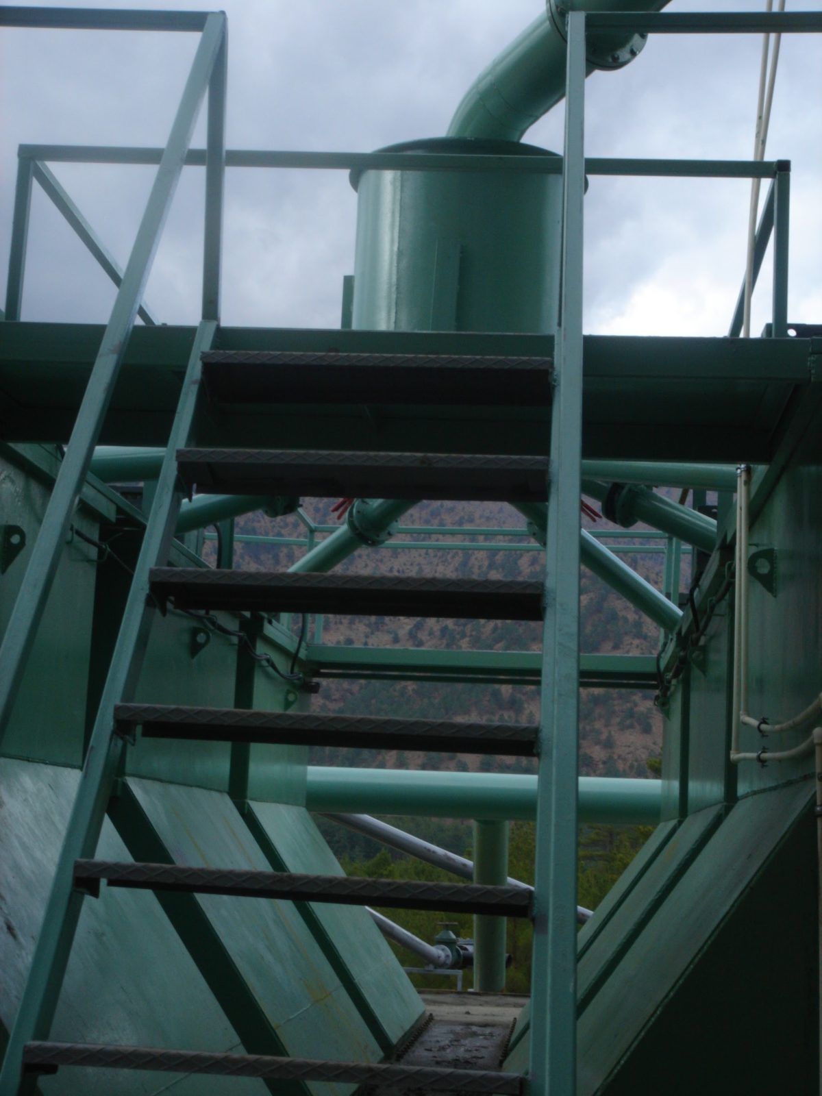 Inlet distribution structure of the treatment unit at the Adana chrome mine — distribution pipework and valve group