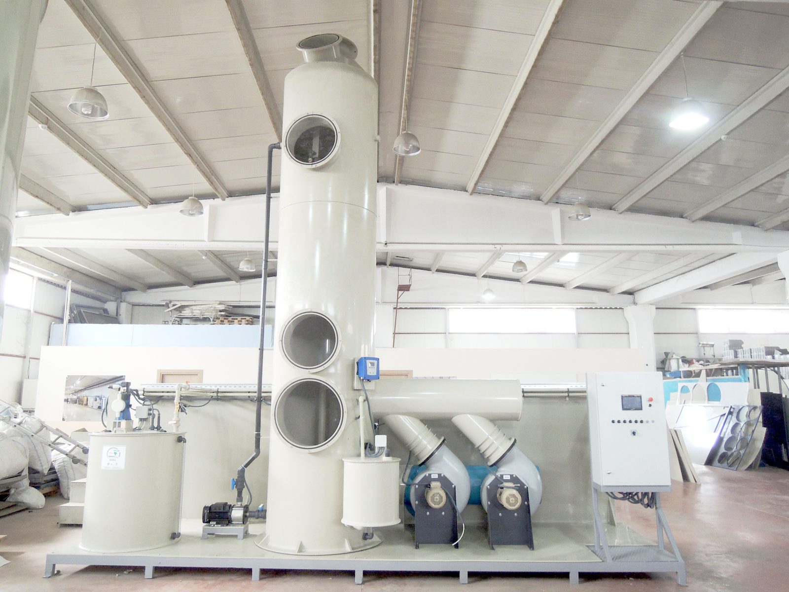 Gaziantep OIZ gas scrubbing skid — GESU-labelled dosing tank, scrubber tower and twin fan set