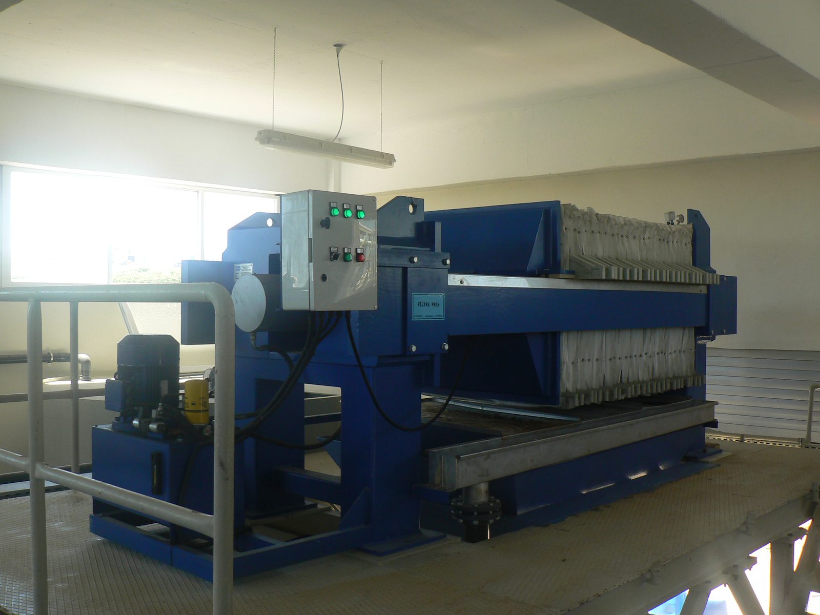 Filter press dewatering metal hydroxide sludge