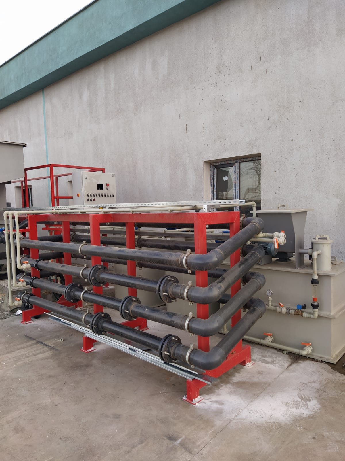 İÇDAŞ Çanakkale diffuser line and GESU polyelectrolyte dosing unit during site installation