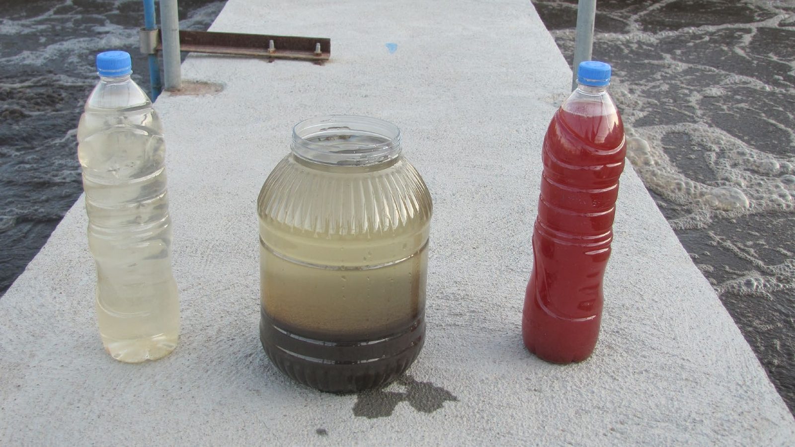 Dört Mevsim integrated meat facility slaughterhouse wastewater — red bloody influent and clear treated effluent sample after GESU treatment